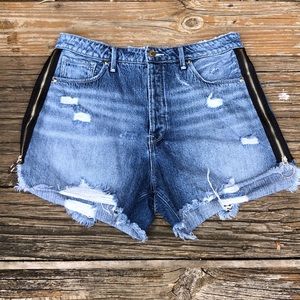 GOOD AMERICAN Bombshell Side Zipper Jean Shorts